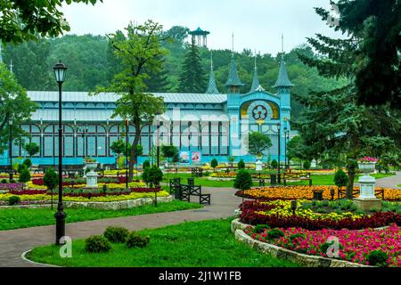 Park `Blumen-Garten` - einer der schönsten und beliebtesten Orte des Kurortes Pjatigorsk auf dem Nordkaukasus in Russland, gegründet im Jahr 1828. Stockfoto